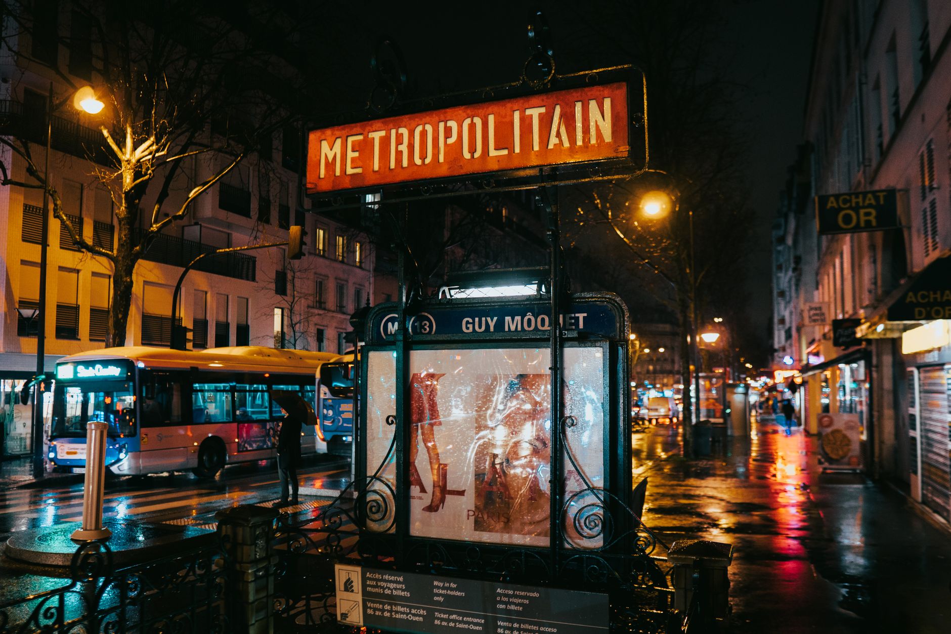 Nocna ulica w Paryżu przy wejściu do metra Guy Môquet